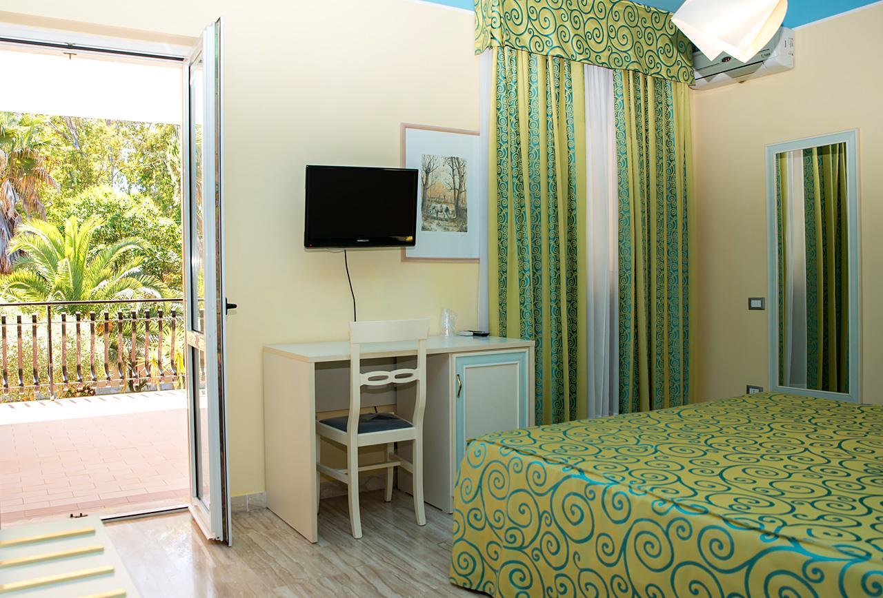 Hotel Villa Aurora Latina Zewnętrze zdjęcie